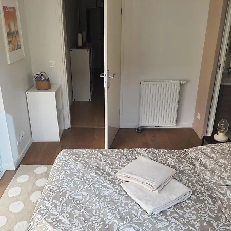 Jolie Parentale, Et Salle D'eau, Avec Son Coin De Verdure à 5 Minutes à Pied Du Centre