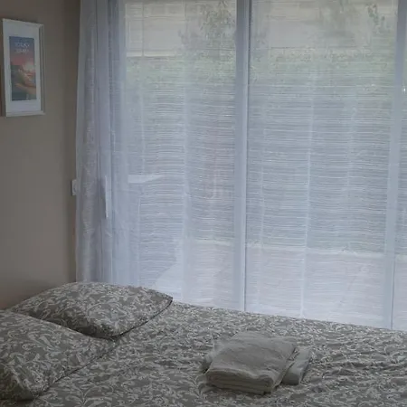 Jolie Parentale, Et Salle D'eau, Avec Son Coin De Verdure A 5 Minutes A Pied Du Centre * Bordeaux